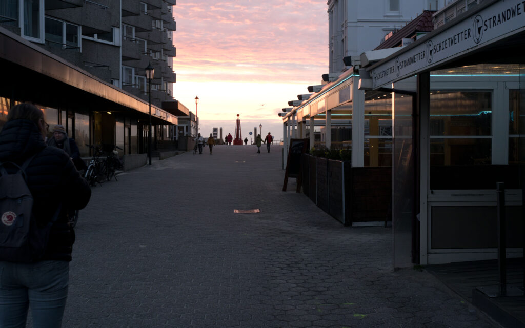 Die Bismarckstrasse Richtung Strand bei Sonnenuntergang
